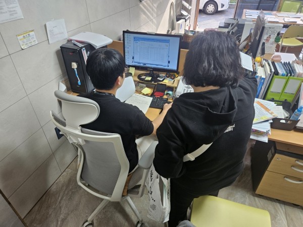 제공기록지를 확인하는 모습