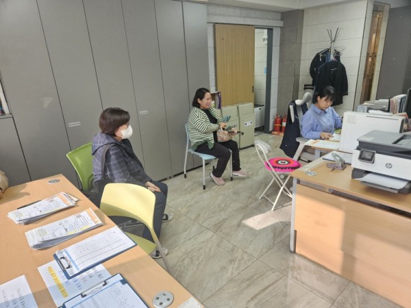 월말정산을 진행하는 활동지원사들의 모습