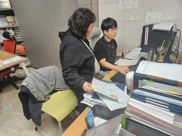 11월 공지사항을 안내하는 모습