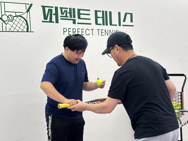 코치님이 당사자에게 하나하나 알려 주고 있는 모습