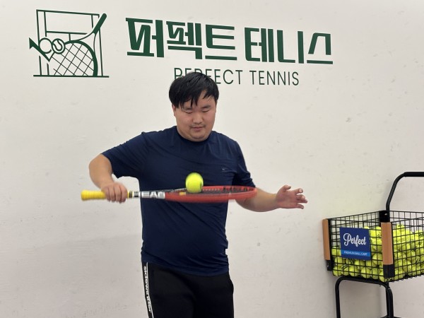 테니스라켓으로 바운딩을 하고 있는 모습의 사진