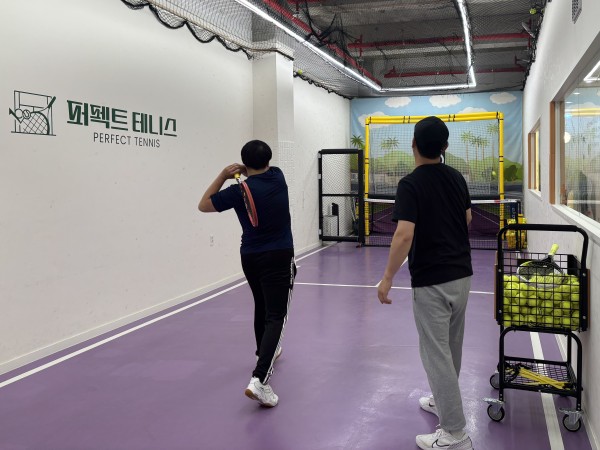 테니스 마무리 포즈를 취하고 있는 당사자 모습이 담긴 사진