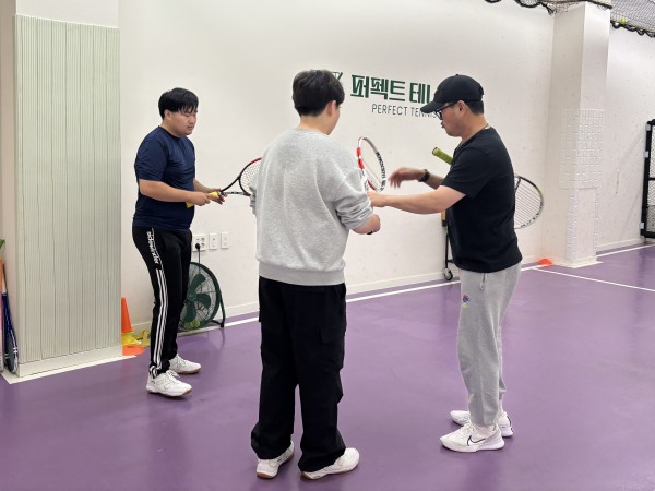 동생과 당사자가 함께 수업을 듣고 있는 모습의 사진