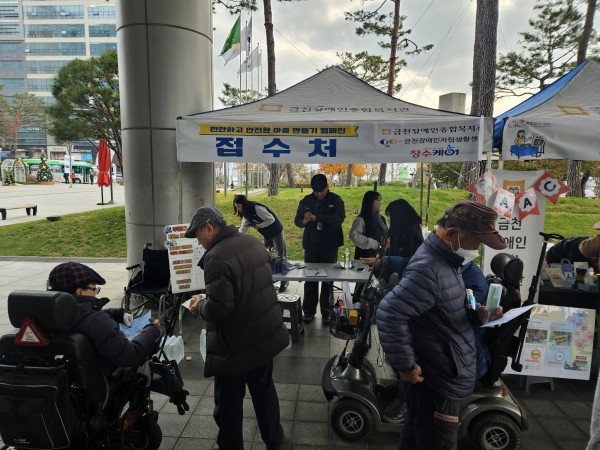 접수처에서 체험북 나눠주는 모습