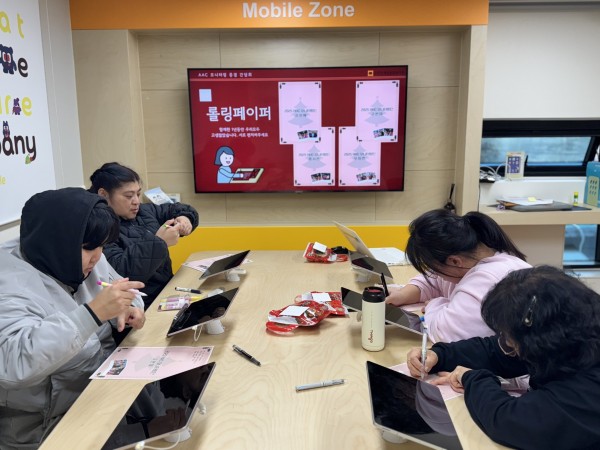 서로에게 롤링페이퍼를 써주는 모습