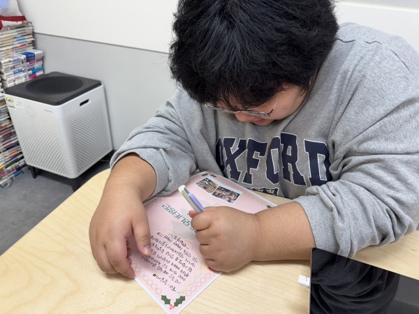 집중해서 편지를 적어주는 모습