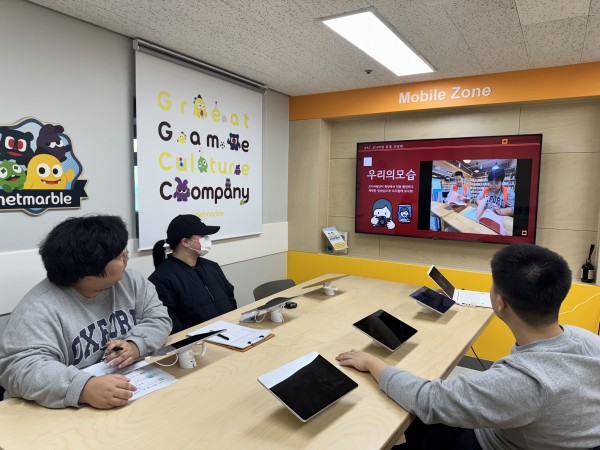 간담회 중, 영상을 시청하는 모습