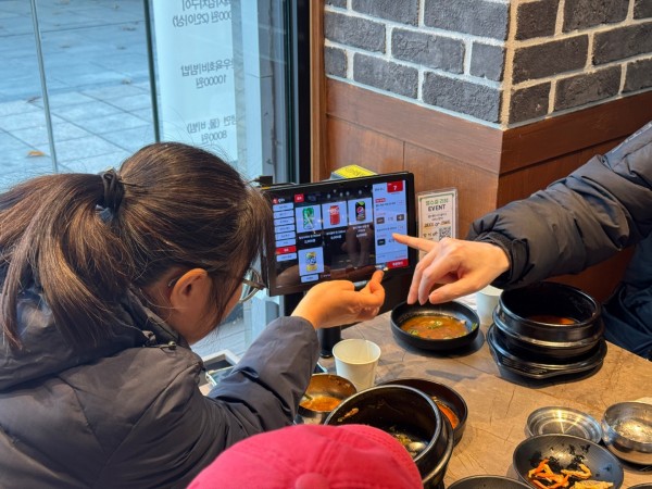금천구 내 식당에 방문하여 직접 키오스크를 통해 먹고 싶은 음식을 주문하고 있는 모습