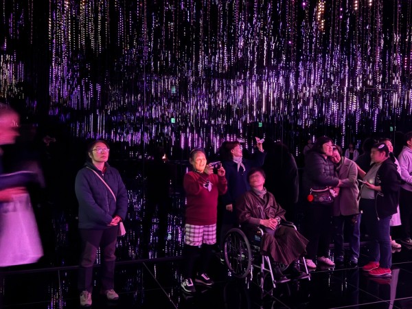 인천 르스페이스를 방문하여 디지털 아트전시회를 보며 사진을 찍고 있는 모습