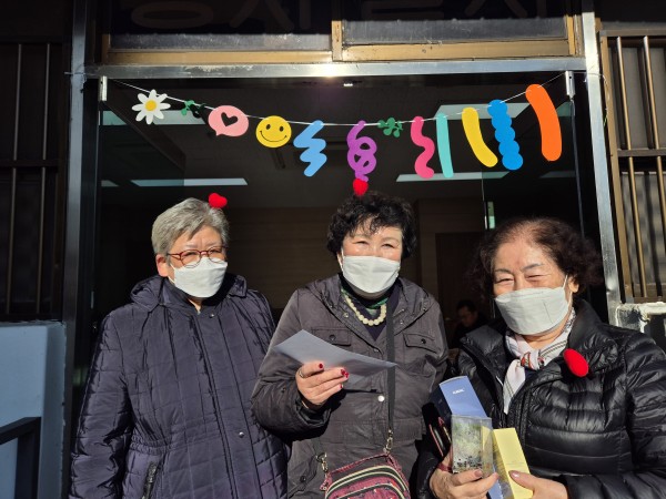 이웃들과 함께 단체 사진