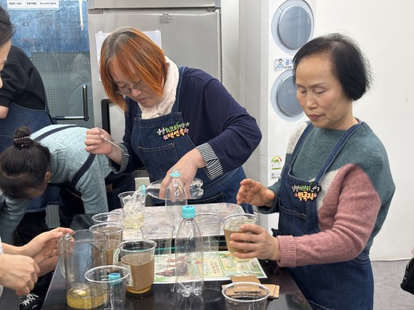 허브티를 제작하기 위해 원액을 담고 있는 모습의 사진