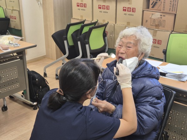 구강검진 받는 모습