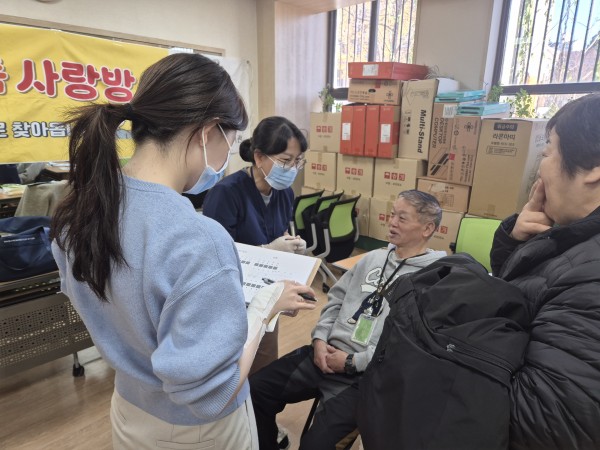 평소 불편한 곳이 어디인지 이야기하며 받는 모습