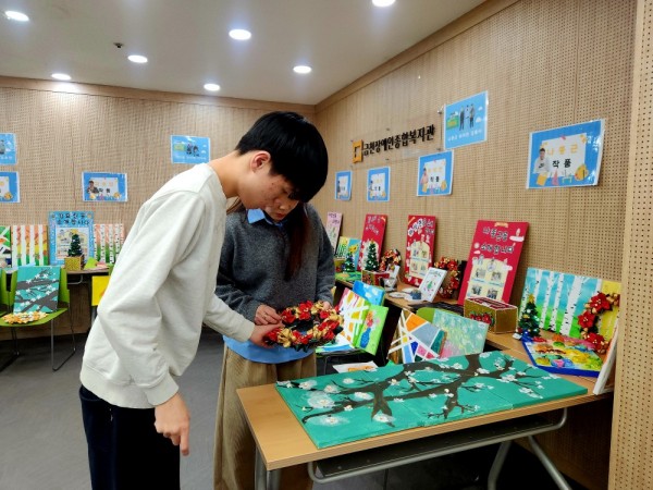 이용인과 어머님 작품 감상