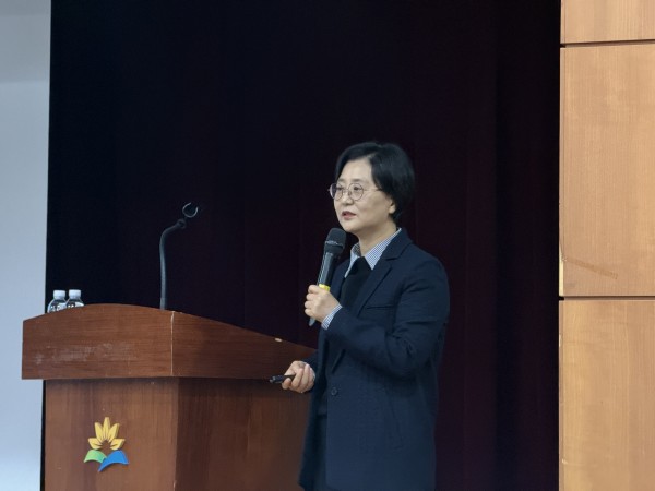 김연아 교수님이 통합돌봄 특강을 시작하는 모습