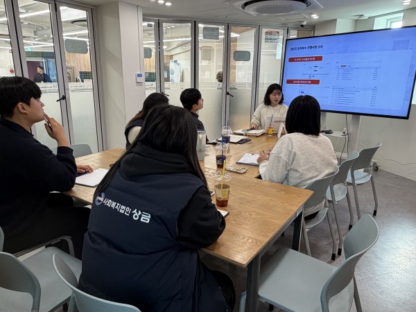 직원들과 품평회 진행모습