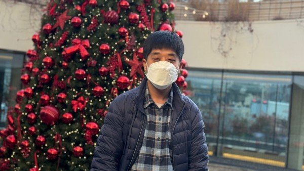 크리스마스트리 앞에서 마스크 쓰고 사진찍는 이용인