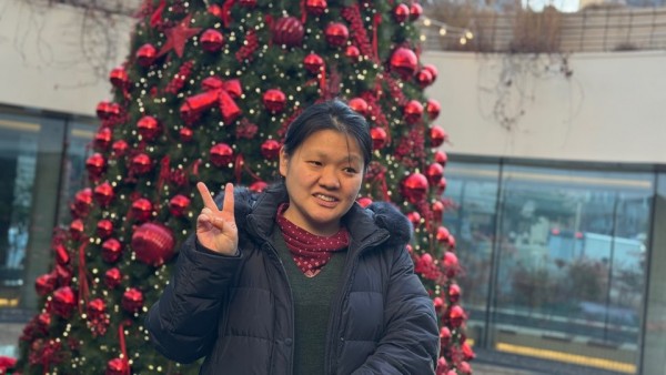 크리스마스트리 앞에서 어색한 모습으로 사진찍는 이용인