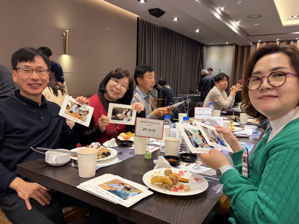 나눠진 사진을 들고 웃는 금천손사랑봉사자 모습