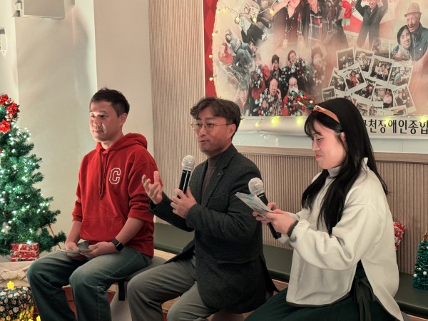 디컴퍼니 김재용 사장님의 인터뷰 하는 모습