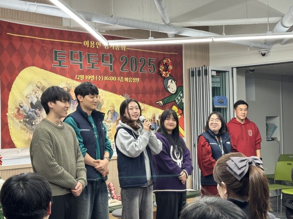 신입직원 소개하는 모습