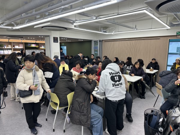 4층 식당에서 기다리는 이용인 모습