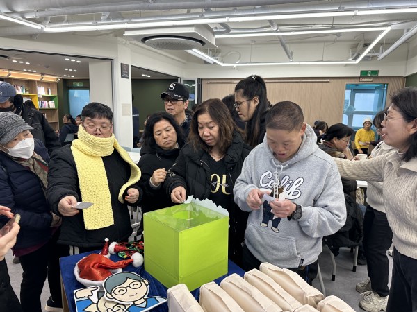 선물 뽑기 참여하는 모습