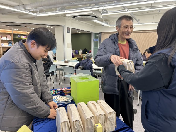 선물을 받고 즐거워하는 이용인 모습