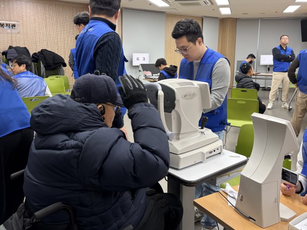 장비 높이를 조절한 뒤 검사하는 모습