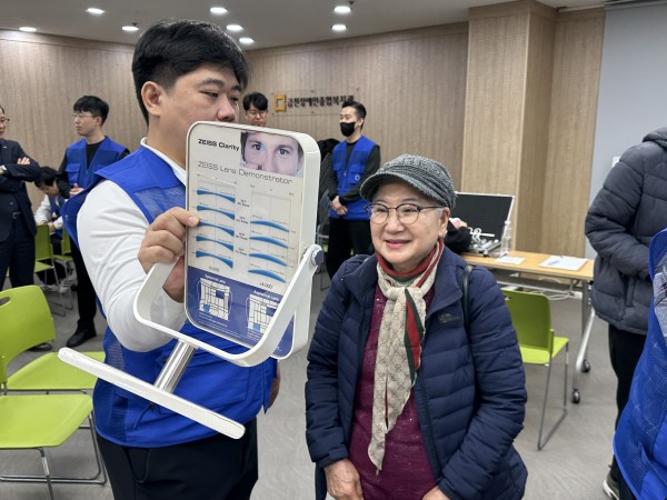 안경 착용하고 만족해하는 모습