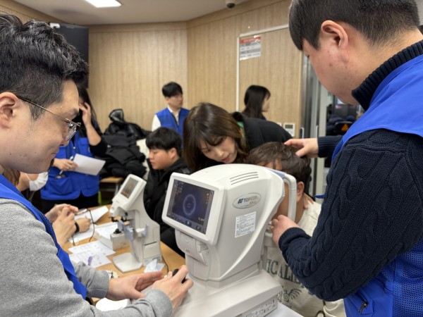 장비를 통해 눈 시력 확인하는 모습