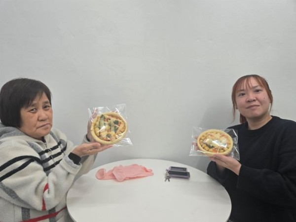 피자를 주제로 애견간식 만들기를 완료한후 함께 사진을 찍은 참여자들의 모습