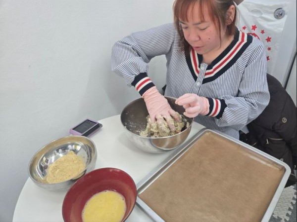 애견간식인 멍치킨을 만들기위해 반죽을 만들고 있는 참여자의 모습