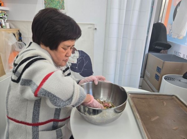 애견간식인 멍트볼을 만들기 위해 반죽을 직접 만들고 있는 참여자의 모습