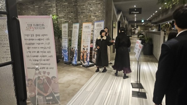 동료 활동지원사와 인사를 나누는 활동지원사