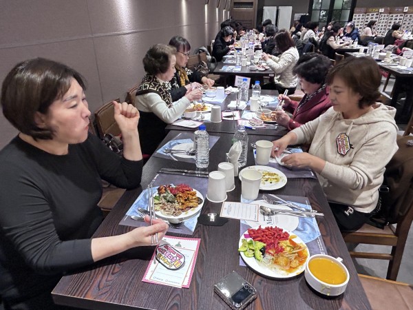 마벨리에에서 부페 음식을 즐기고 있는 활동지원사