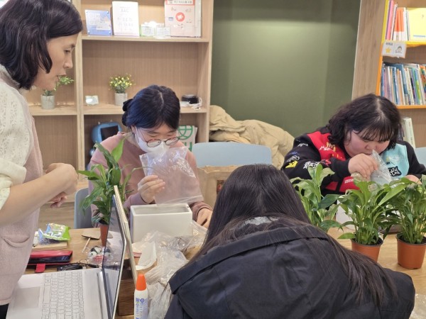 화분 만드는 방법 설명 듣고 있는 모습