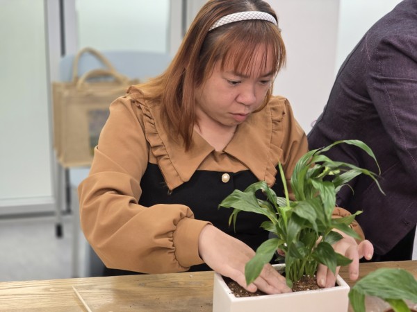 화분을 만들기 위해 흙을 꼭 누르는 모습