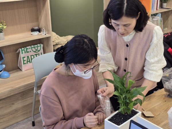 화분 다음 단계를 설명 듣는 모습