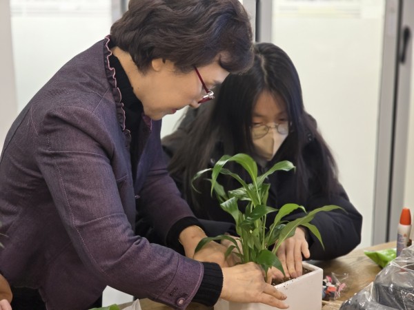 식물이 흔들리지 않도록 잡아주는 강사님의 모습