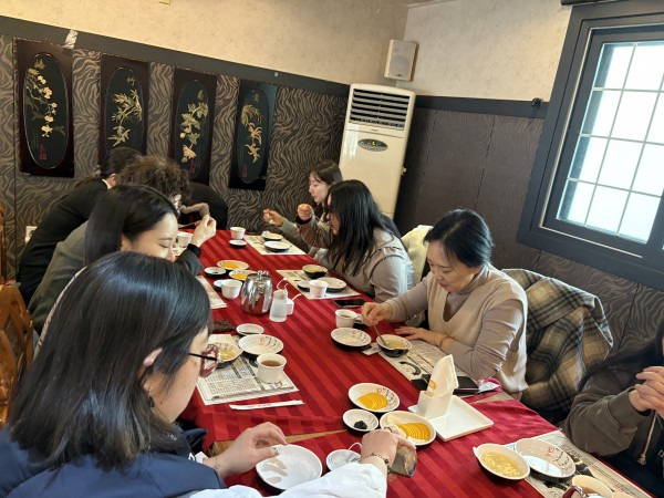 현장중심 직업재활센터(가)형 1권역 기관 종사자 선생님들 함께 점심을 먹는 모습