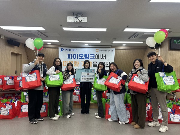 다같이 사진을 찍고 있는 모습