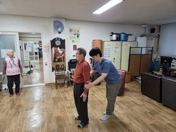 운동 방법에 대해 개별적인 교육을 해주고 있는 특수체육선생님