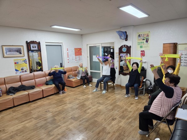 탄력밴드를 손에 걸고 만세~