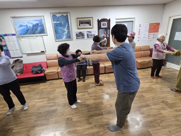 선생님과 짝꿍을 이루어 운동을 수행 중