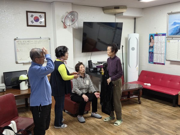 배추는 어디가 싸다, 올해 고춧가루는 맵다 등의 이야기를 나누는 중