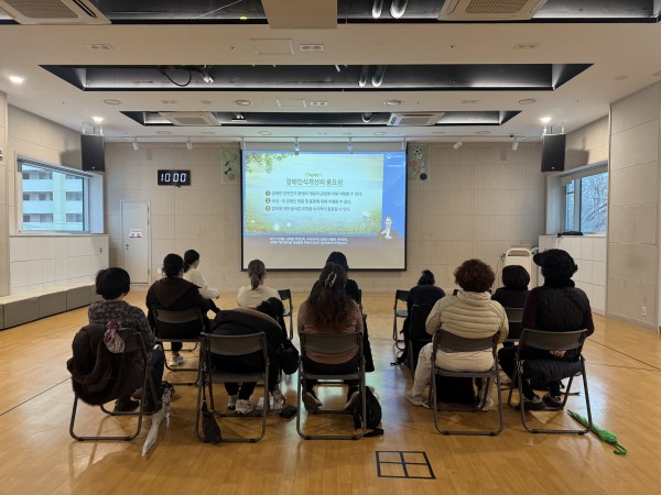 활동지원사가 장애인 인식개선 교육을 듣고 있는 사진