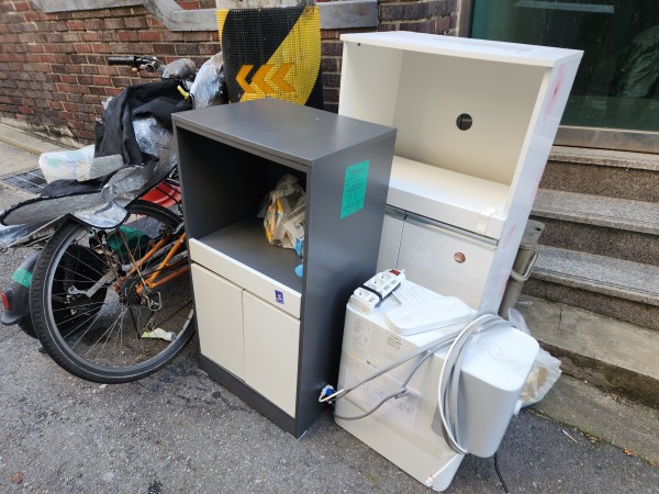 정들었던 가구를 버리는 모습