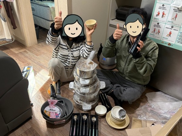 새로운 식기류를 들고 포즈를 취하는 모습