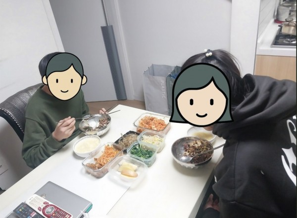 맛있게 식사를 하는 가정의 모습